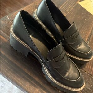Upscale your fall wardrobe with like new Lug sole loafers!